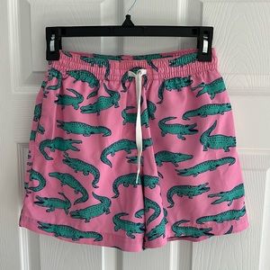 Chubbies Men’s XS 5.5” Inseam Mesh Swim Shorts, Pink Alligator